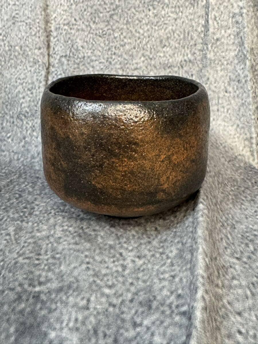 Amazon.co.jp: 三代 佐々木昭楽 長次郎あやめ 黒茶碗 共箱 共布